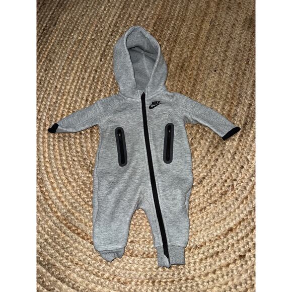 Nike Sportswear Tech Fleece Baby Hooded Coverall in grey size 3m - Picture 1 of 5